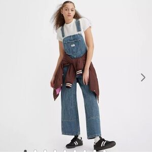 Levi’s Women’s Baggy Highwater Overalls in Medium Wash size L